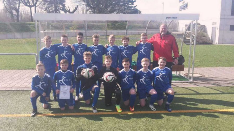 Kreismeisterschaften Fussball Jungen.jpg: Lise-Meitner-Realschule Paderborn ist Kreismeister im Fußball: hinten v.l.:  Niklas Wasniewski, Erik Peters, Jassien Ahmed, Max Schettke, Pascal Rygol, Robin Ens, Luca Meyer, vorne v.l.:  Moritz Bredebusch, Fabian Engelbrecht, Giuliano Rodehutskors, Marvin Nikisch, Gianluca Matina, Dustin Suura, Felix Liebeck.(Foto: Lise-Meitner-Realschule)